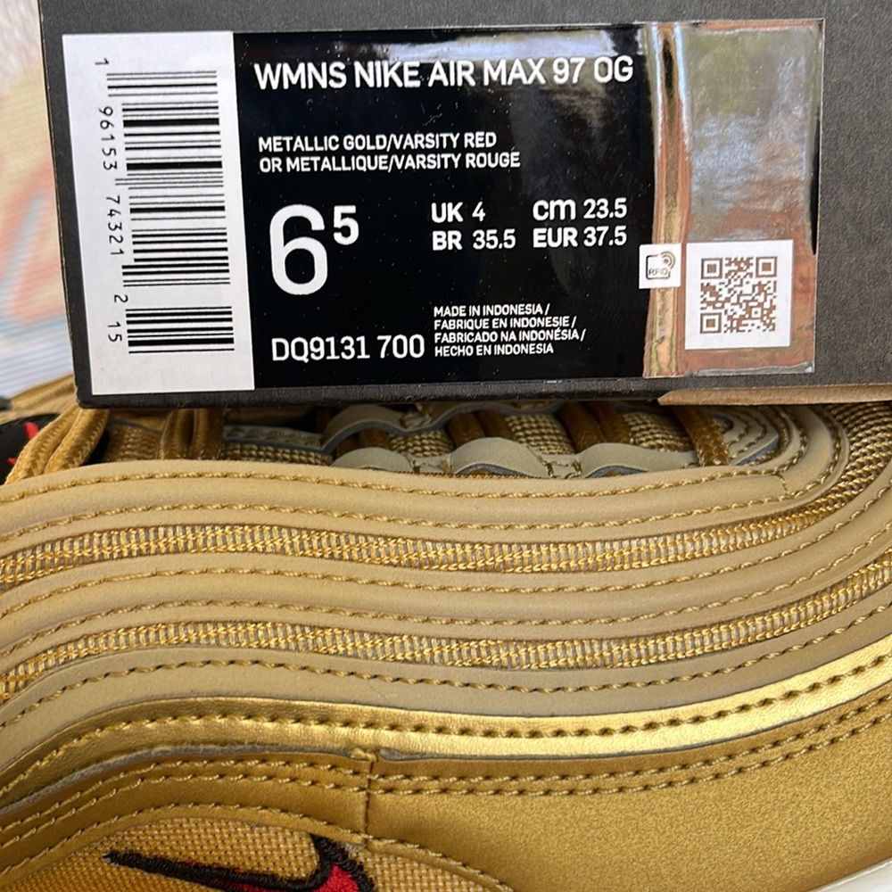 Nike WMNS Air Max 97
Metallic Gold/Black/White/ Varsity Red
Size 6.5
DQ9131-700 - Picture 16 of 16
